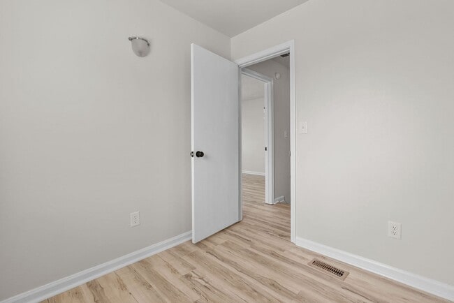 Building Photo - 837 Little Bay Ave