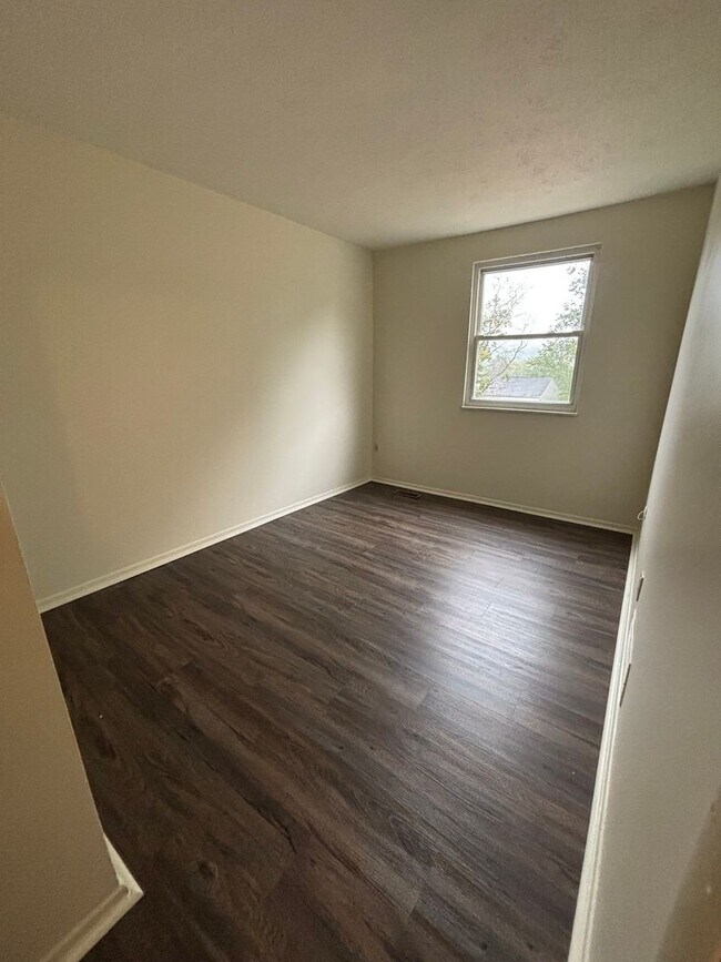 Building Photo - 3 Bedroom Townhouse in South Park