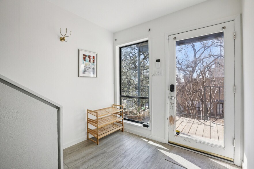 Building Photo - 1106 W 6th St