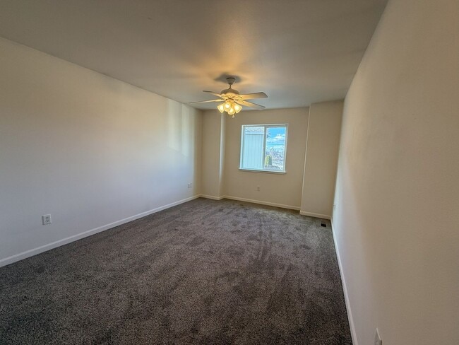 Building Photo - FANTASTIC 3 BEDROOM AND 2.5 BATHROOM TOWNHOUSE IN REDMOND!