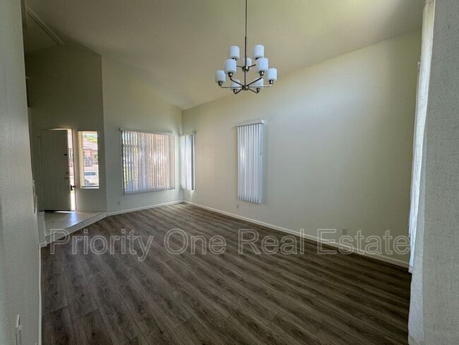 Building Photo - 560 Calle Capistrano
