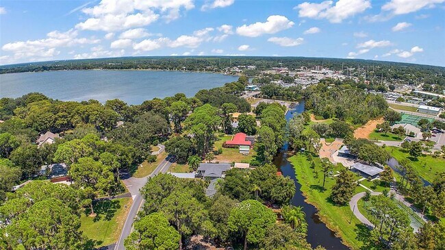 Building Photo - 507 Lakeshore Dr