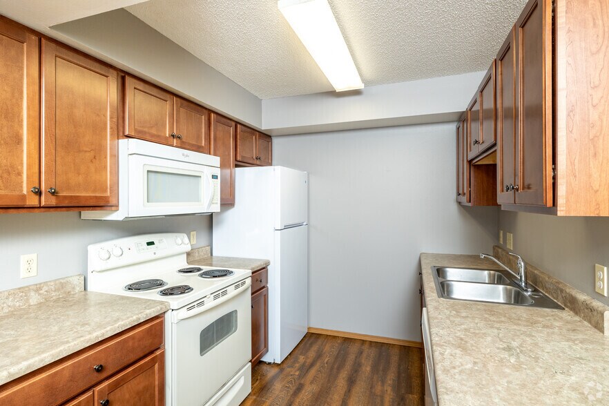 2BR, 2BA - 1,040SF - Kitchen - Chapel Wood III