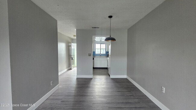 Building Photo - 1556 University Ln