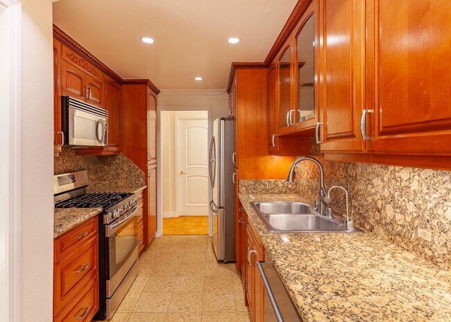 Building Photo - Stunning 2 Bed | 2 Bath Luxury Condo with ...