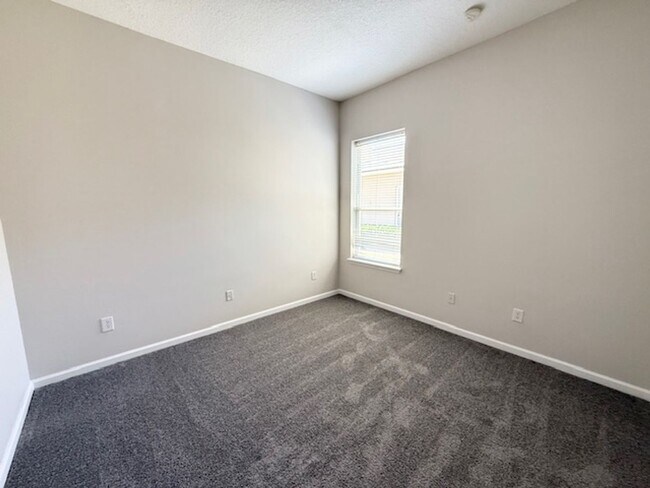 Building Photo - Spacious and well-appointed 4-bedroom, 3.5...