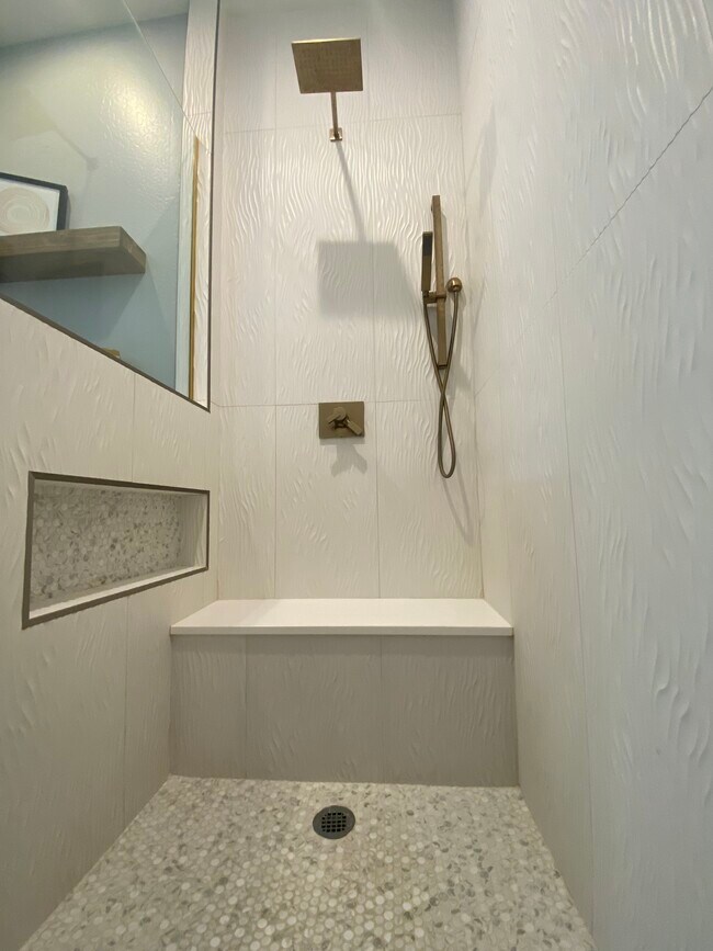 Walk-in shower - 4241 N Pebble Creek Pky