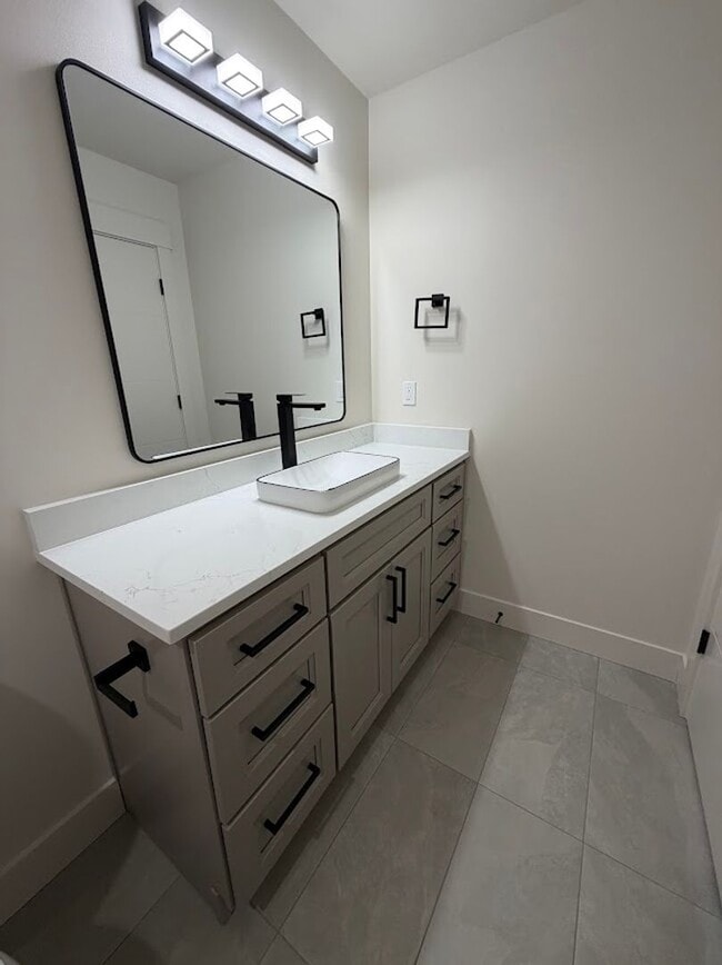 Building Photo - Modern Living Duplex in Keizer