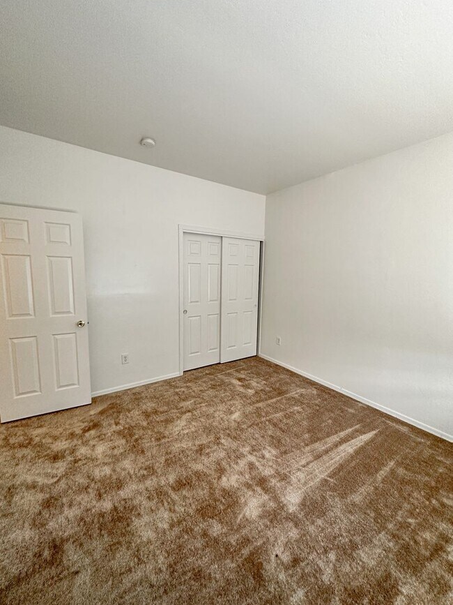 Building Photo - Large 4 bedroom home with Den - Corner lot...