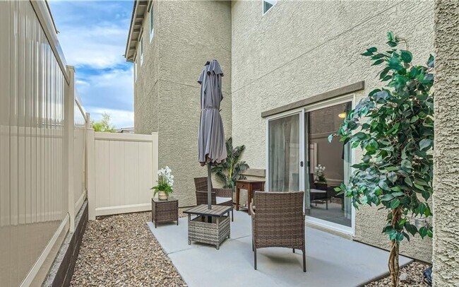 Building Photo - Beautiful townhome with amazing amenities,  convenience in a desirable community.