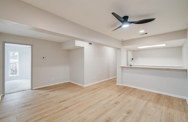 Building Photo - 2202 Briarview Dr