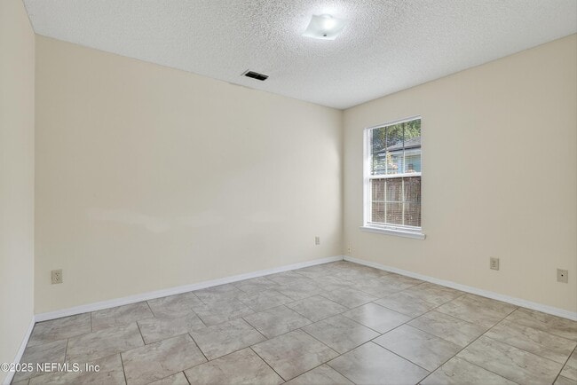 Building Photo - 11170 Wandering Oaks Dr