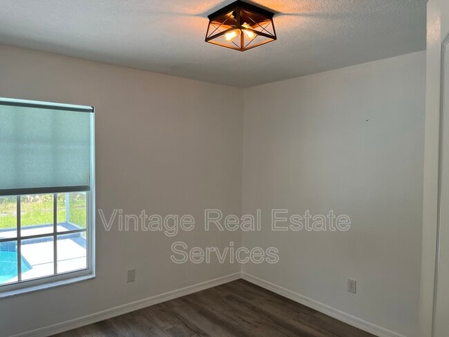 Building Photo - 9411 Willow Cove Ct