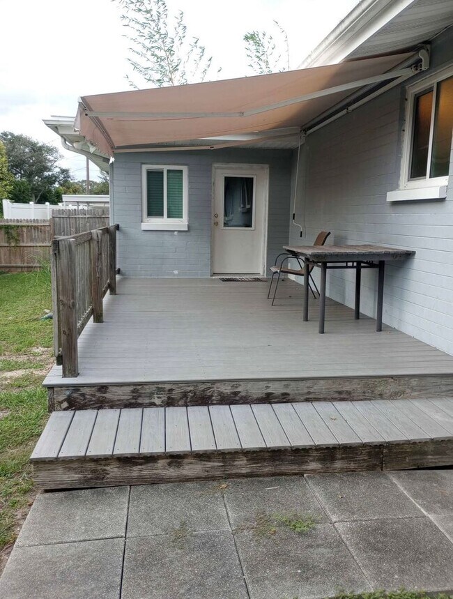 Building Photo - Furnished 3 Bedroom