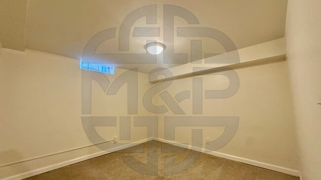 Building Photo - 3039 S Glenn Ave