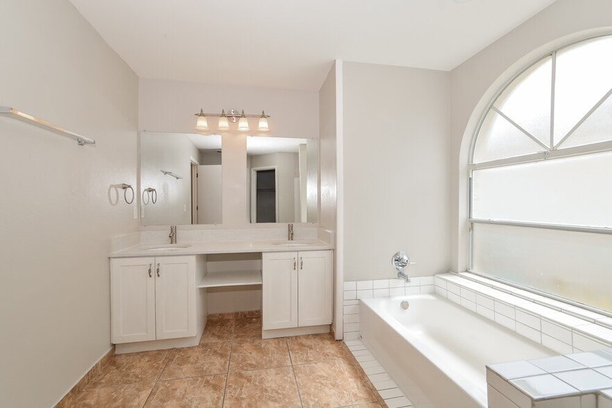 Building Photo - 12612 Belrose Ave