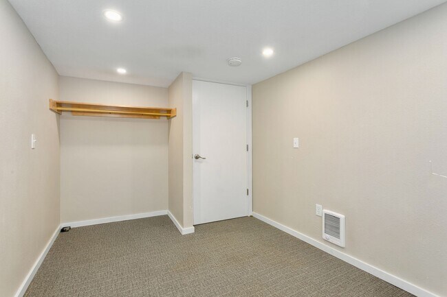 Building Photo - 2 bd 1 bath Apartment-entire bottom floor
