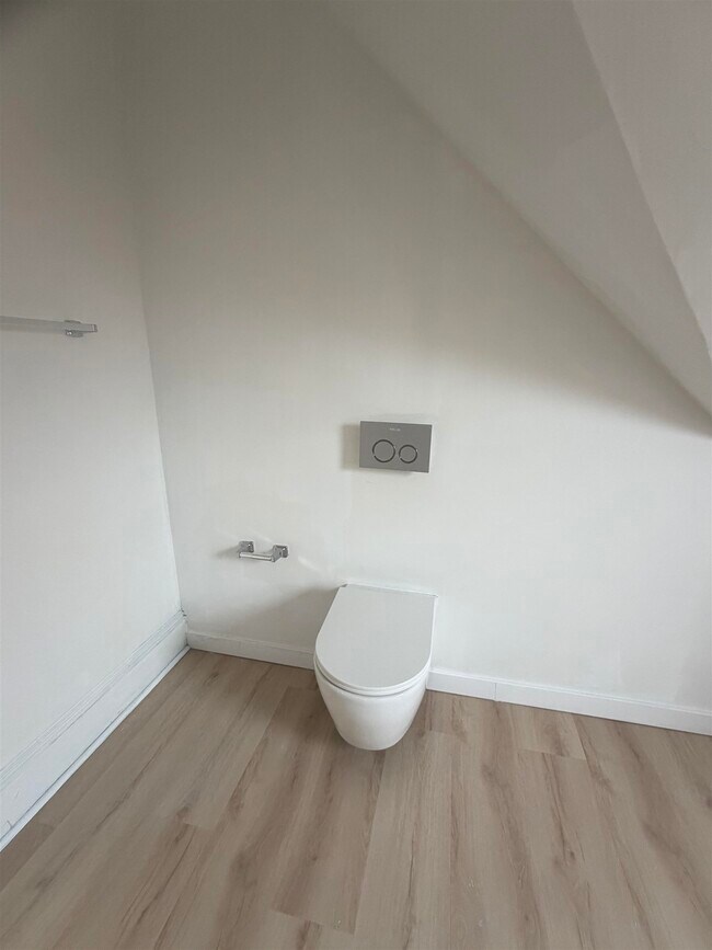 Building Photo - 70 Charles St