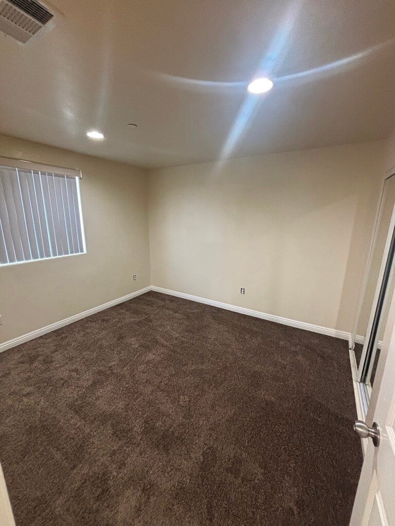 Building Photo - 203 E 109th Pl