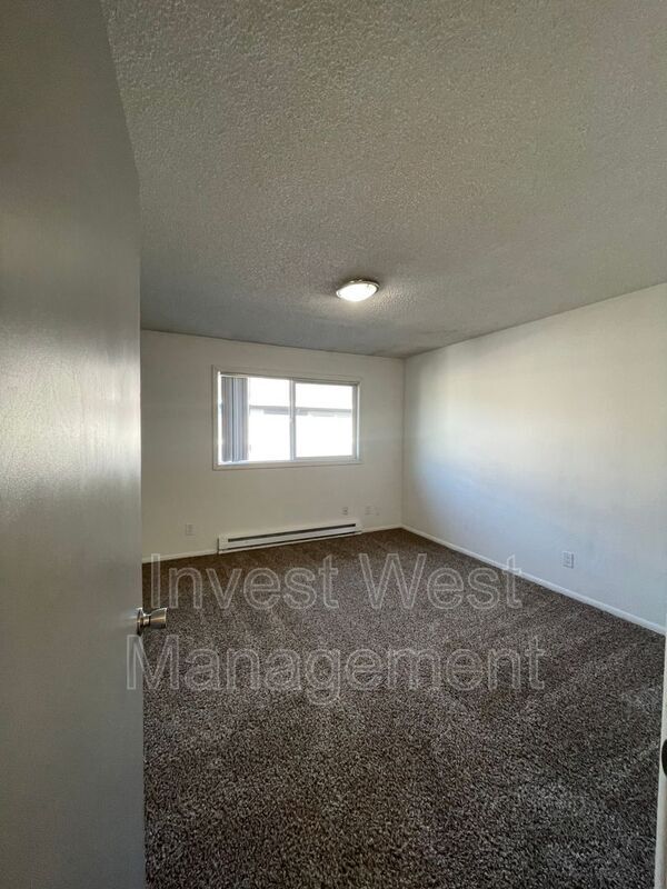 Building Photo - 1940-1933 33rd Ave