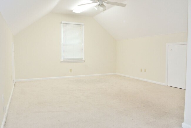 Building Photo - 2036 Hen House Dr
