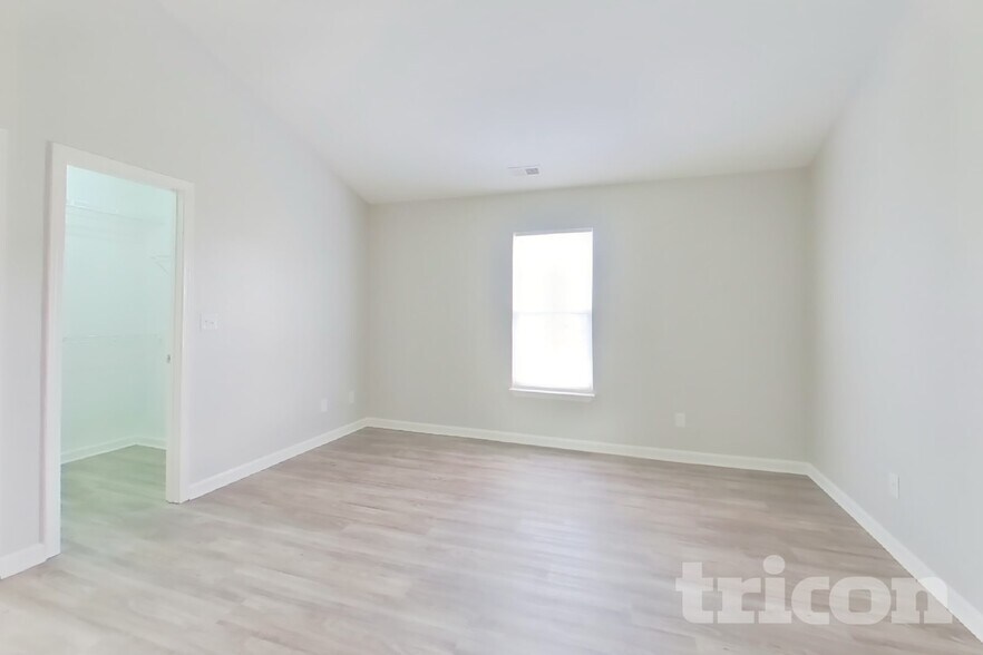 Building Photo - 10203 Green Hedge Ave