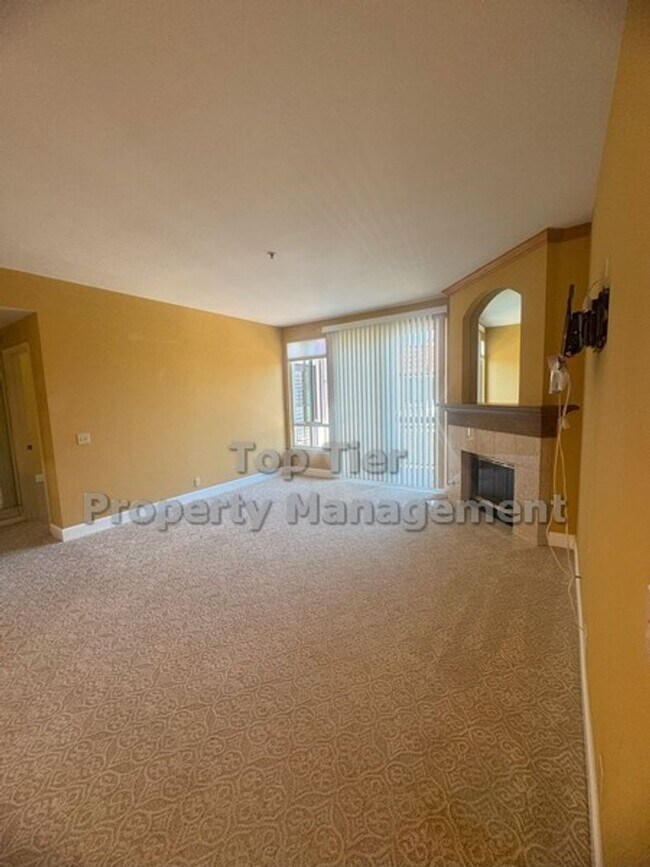 Building Photo - Upgraded Top-Floor 2 bed/ 2 bath with Pool...
