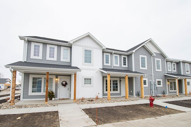 Building Photo - Luxury Townhome Living