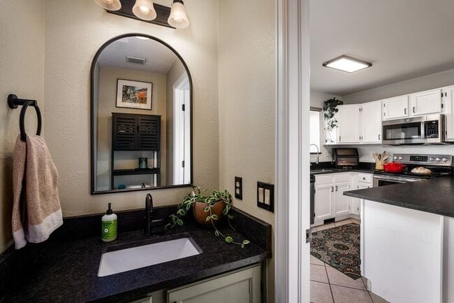 Building Photo - Stunning Townhome with Mountain Views in R...