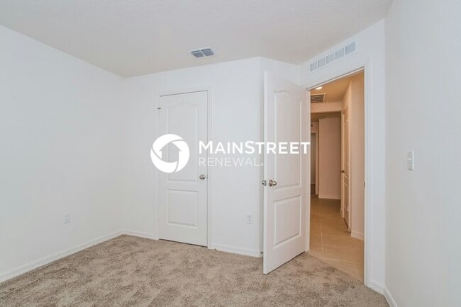 Building Photo - 5 Bedroom Pet-Friendly Home in Mascotte, FL with Main Street Renewal