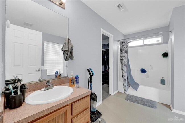 Building Photo - 3806 View Point Dr