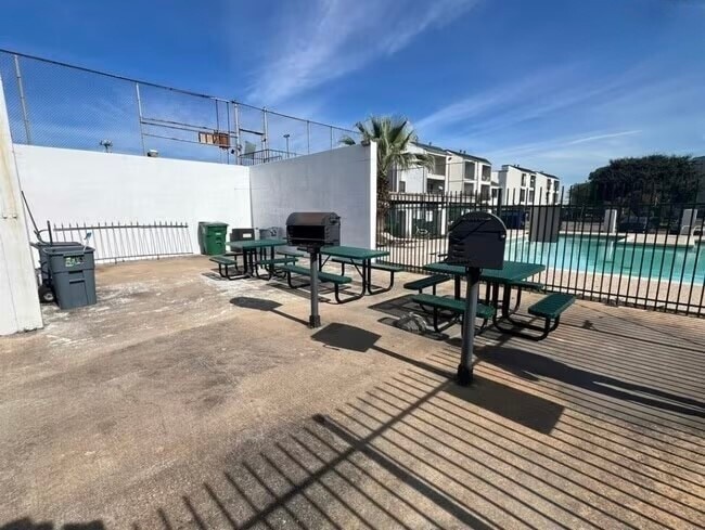 Building Photo - 2830 S Bartell Dr