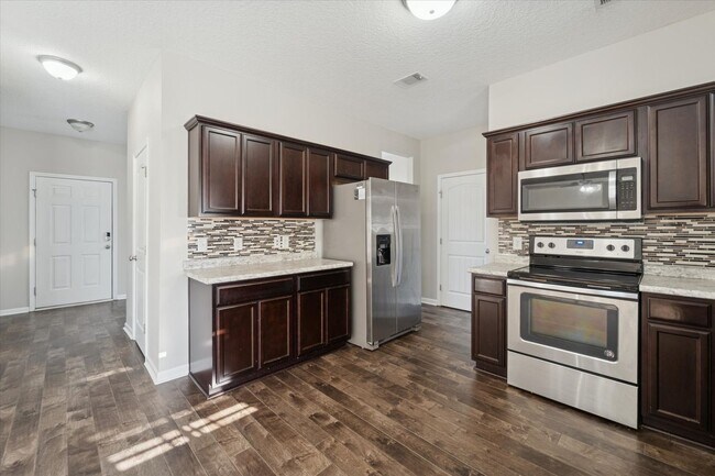 Building Photo - AVAILABLE NOW! (Pet Friendly)