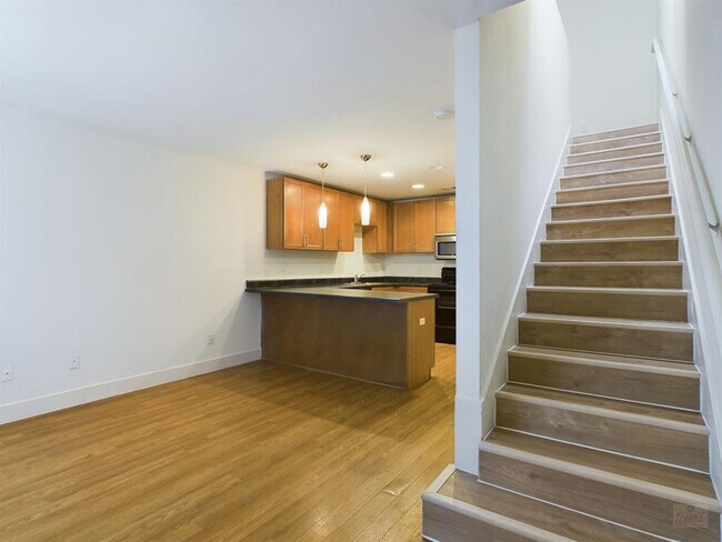 Building Photo - 711 W 32nd St