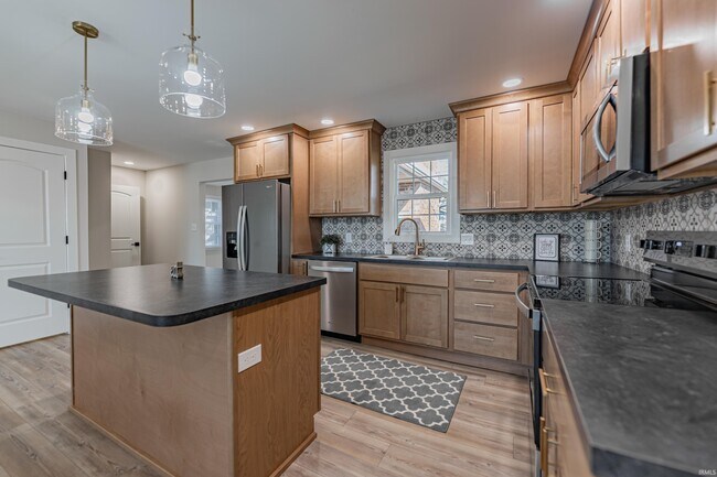 Building Photo - 441 Lawrence Dr