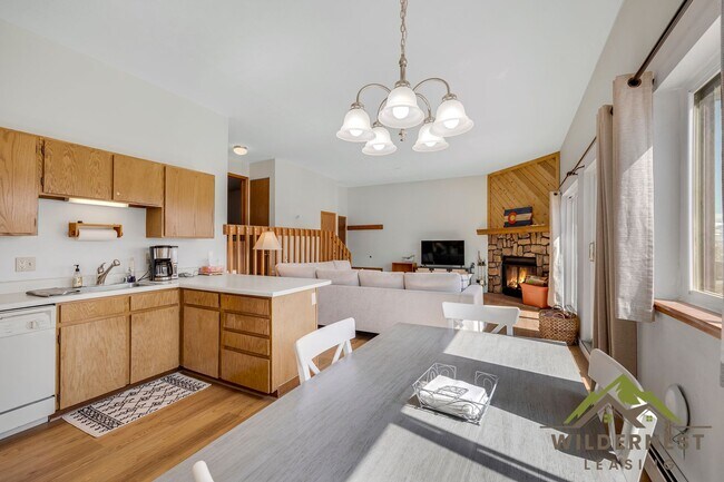 Building Photo - Sunshine and Views-Furnished 2 Bedrooms/2 Bathrooms Buffalo Ridge Condo