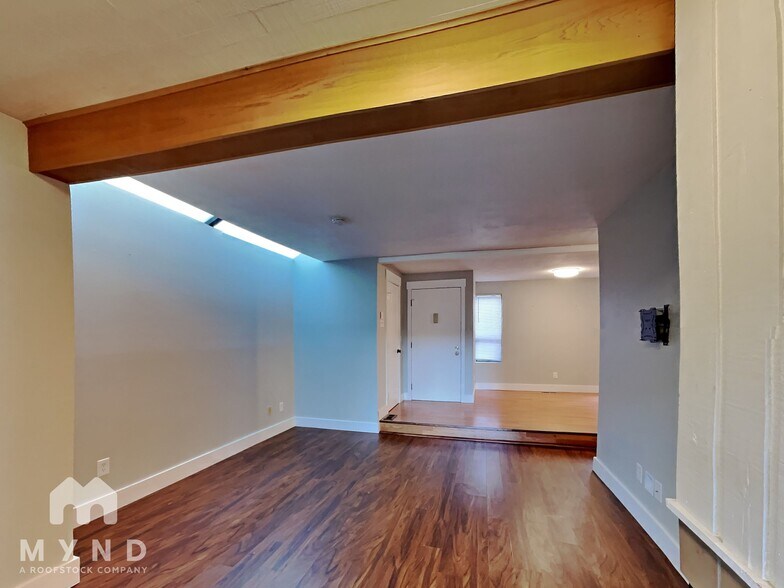 Building Photo - 10905 NE 35th Pl