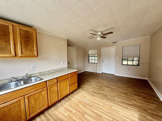 Building Photo - Charming 3-Bedroom Rental with Separate Li...