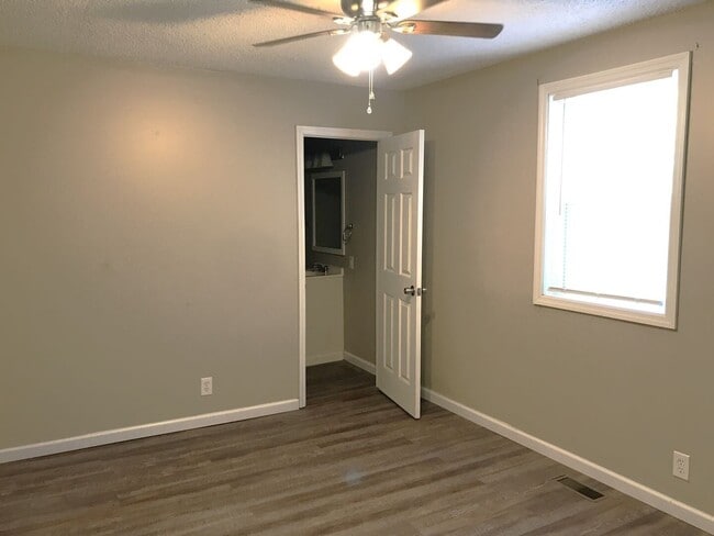 Building Photo - NEW PRICE! - Great 3 Bedroom 2 Full Bath Home in Murfreesboro!
