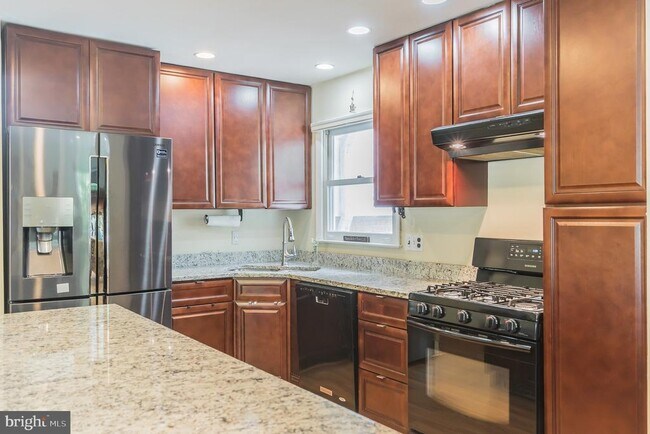 Building Photo - 7011 Hadlow Dr