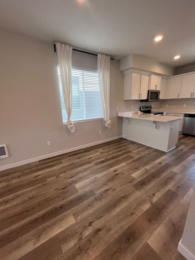 Building Photo - 2 Bedroom 2.5 Bath Home Newberg OR 97132