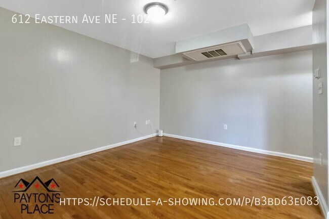 Building Photo - Renovated apartment with Wifi included. FI...