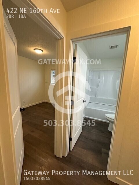 Building Photo - 422 NE 160th Ave