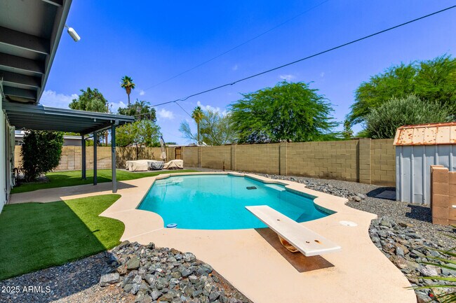 Building Photo - 3710 E Altadena Ave