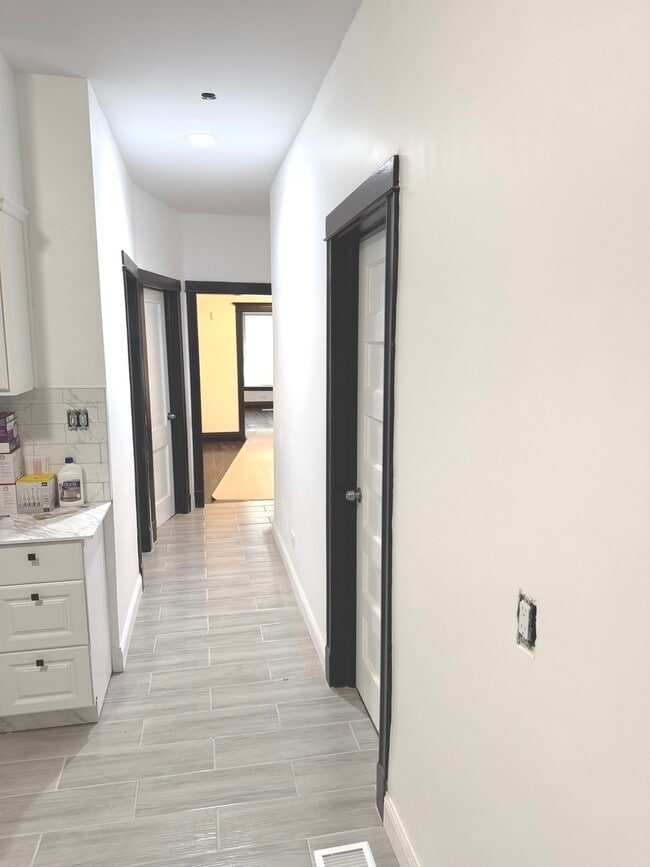 Building Photo - 6522 S Paulina St