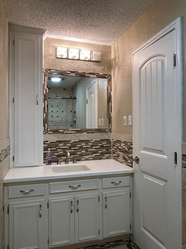 Building Photo - Beautiful 3 bedroom 2 bath home close to S...