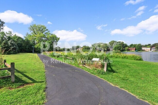 Building Photo - Available July 1st 5 Bedroom 2 Bath Single Family Home in Robbinsdale