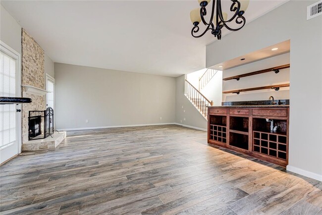 Building Photo - 9400 Doliver Dr