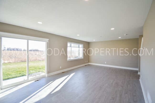 Building Photo - 4 Bedroom 2.5 Bathroom 2 story home in DeSoto!!!