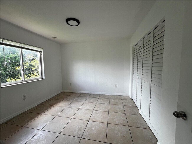 Building Photo - 7012 NW 6th Ct